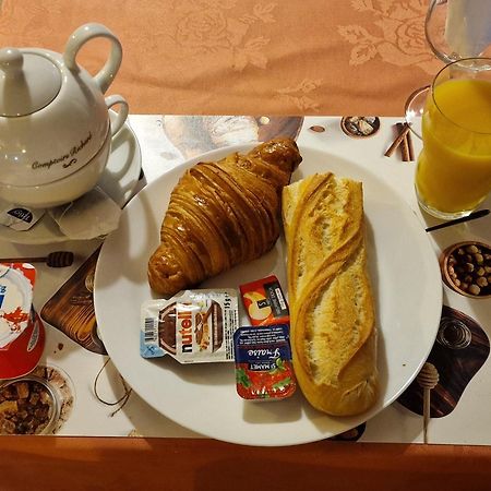 Aux Trois Rois Hotel Pont-Sur-Yonne ภายนอก รูปภาพ