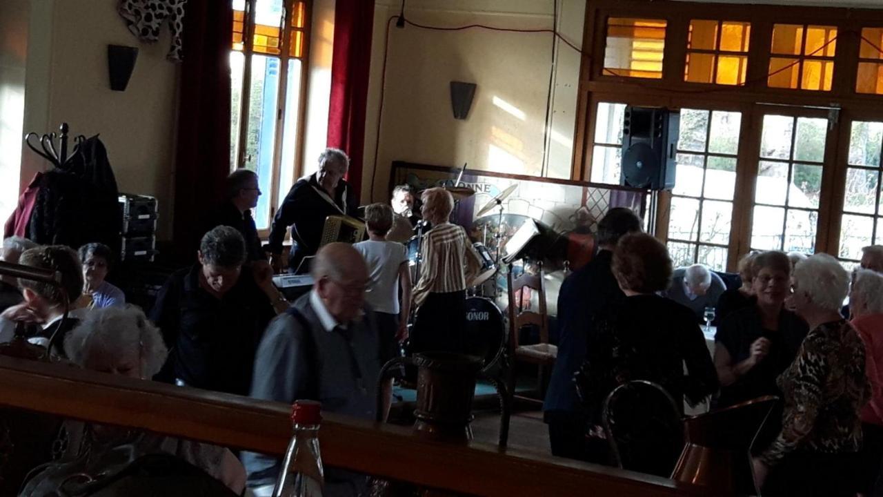 Aux Trois Rois Hotel Pont-Sur-Yonne ภายนอก รูปภาพ