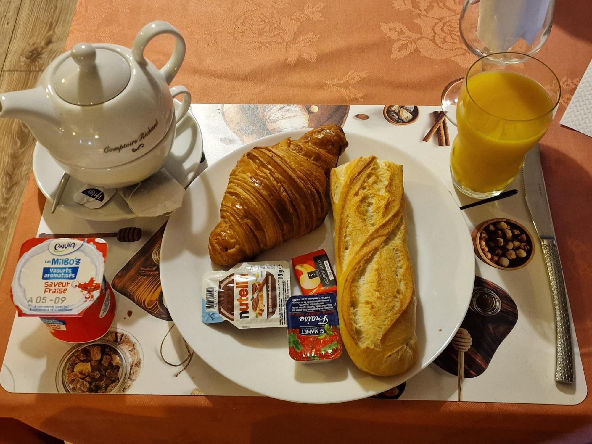 Aux Trois Rois Hotel Pont-Sur-Yonne ภายนอก รูปภาพ