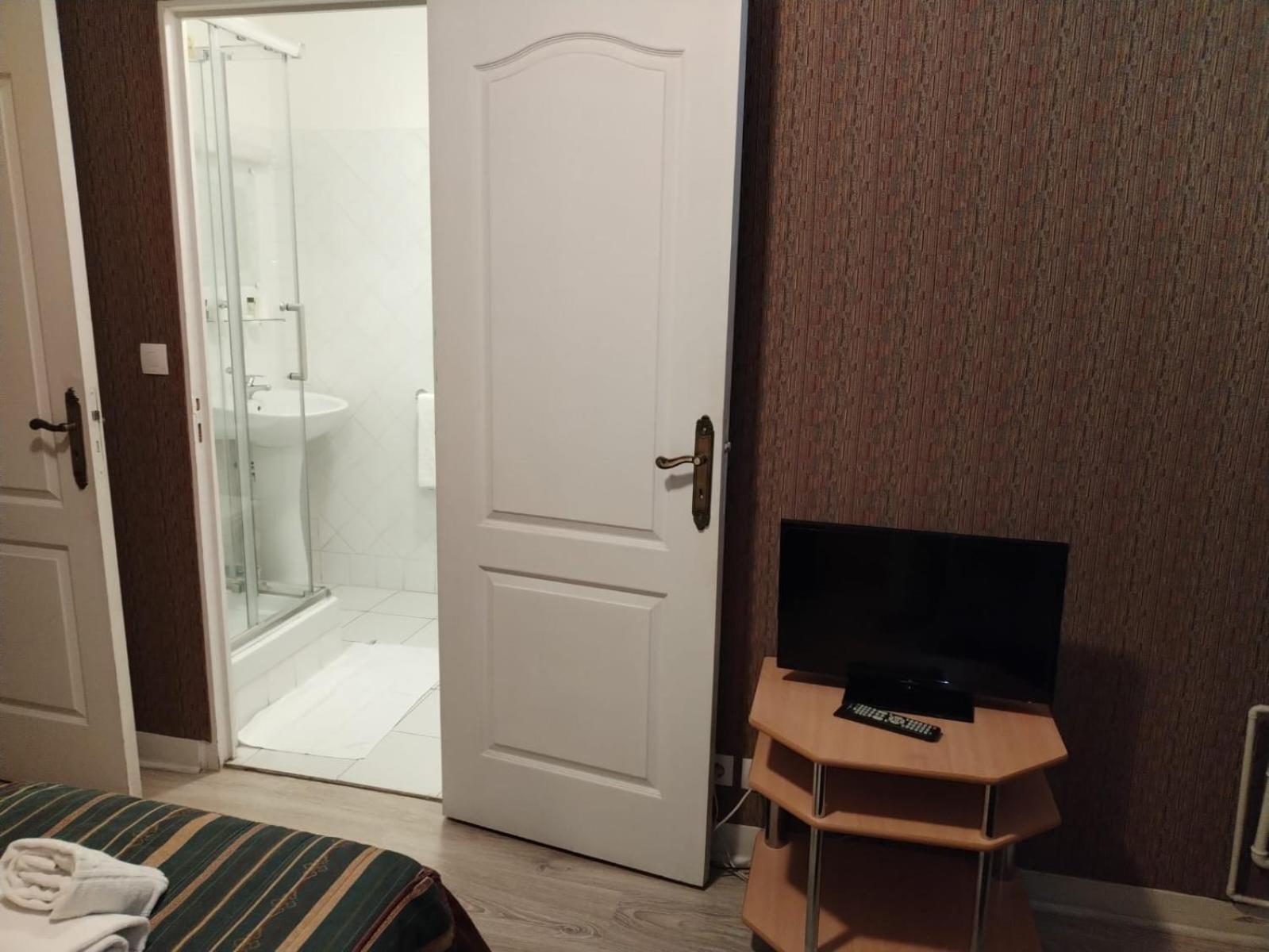 Aux Trois Rois Hotel Pont-Sur-Yonne ภายนอก รูปภาพ