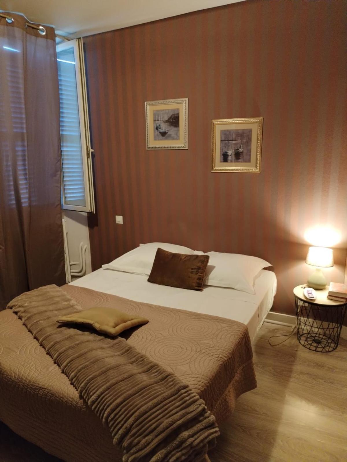 Aux Trois Rois Hotel Pont-Sur-Yonne ภายนอก รูปภาพ