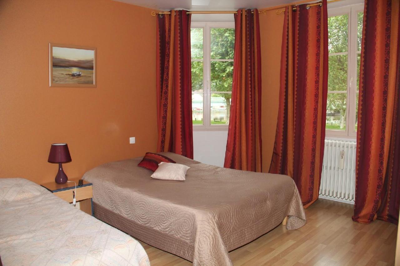 Aux Trois Rois Hotel Pont-Sur-Yonne ภายนอก รูปภาพ